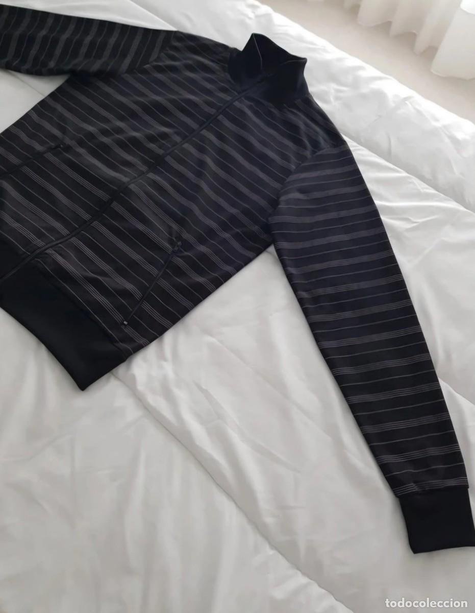Segunda mano: Sudadera ch&aacute;ndal negra con cremallera Pull&Bear - Foto 4
