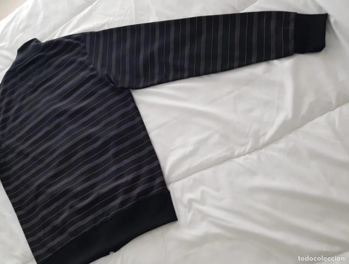 Segunda mano: Sudadera ch&aacute;ndal negra con cremallera Pull&Bear - Foto 7