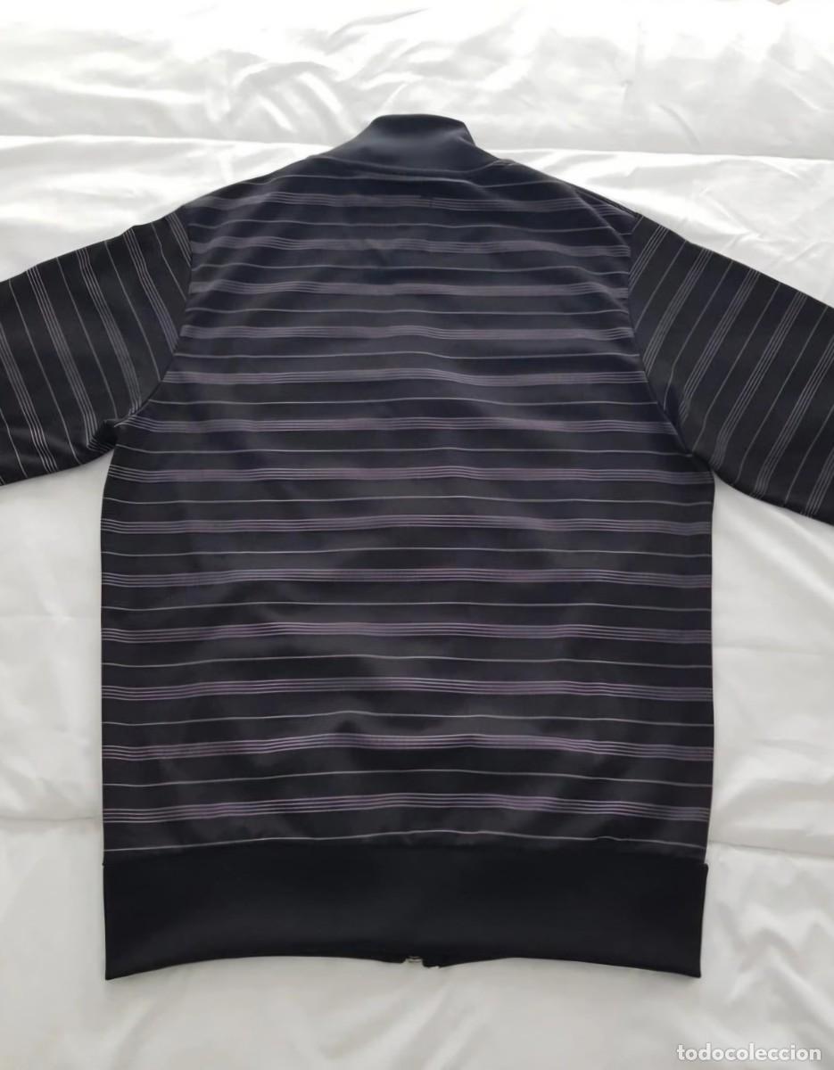 Segunda mano: Sudadera ch&aacute;ndal negra con cremallera Pull&Bear - Foto 8