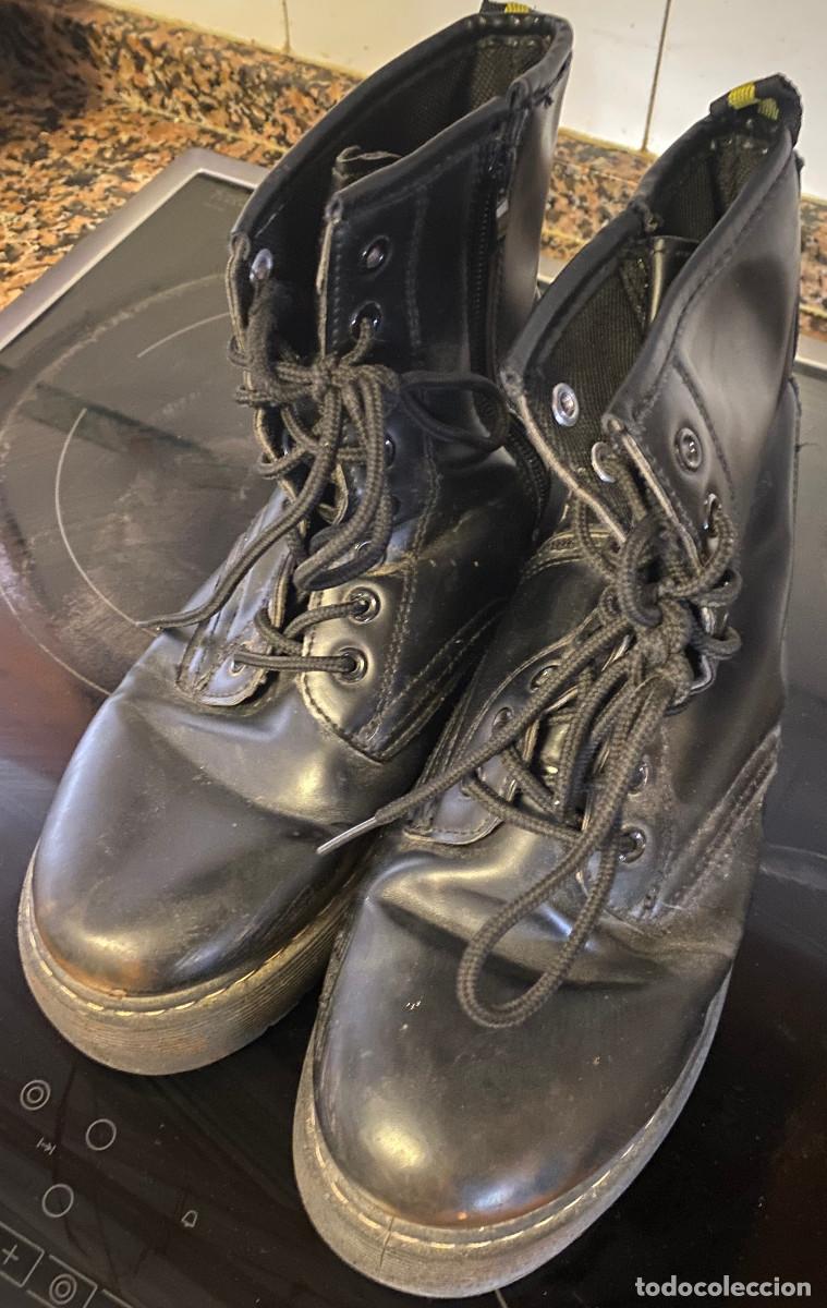 Segunda mano: Botas de mujer estilo militar, suela gorda. Talla 40. Apertura de cordones y cremallera. Buen estado