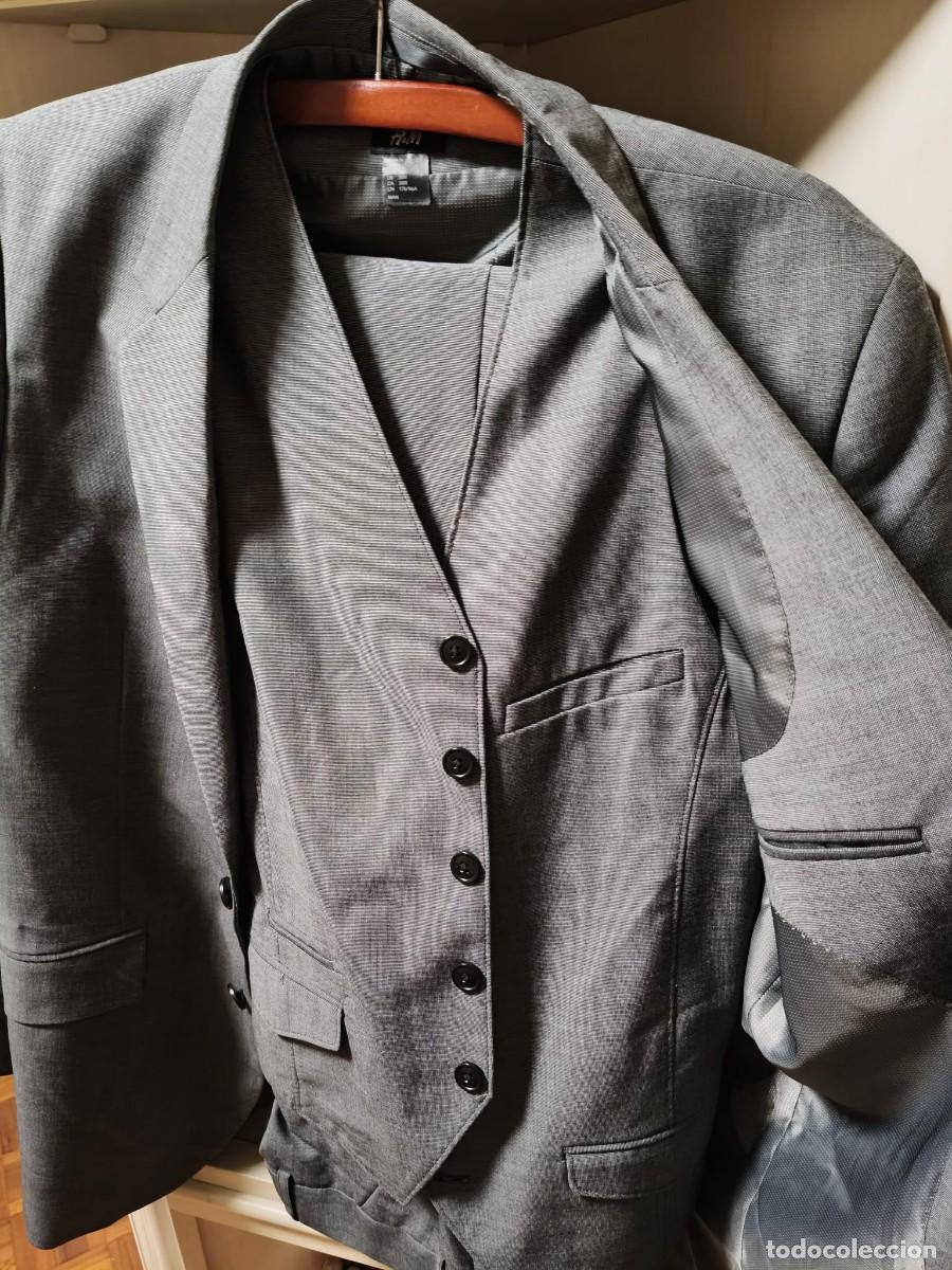 Segunda mano: Traje de vestir gris talla L. Color gris. Chaqueta, chaleco y pantal&oacute;n