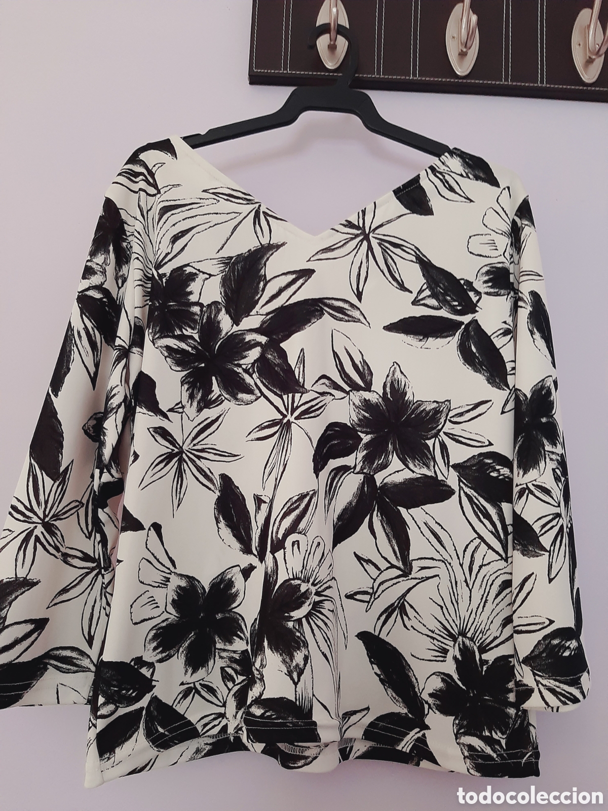 Segunda mano: Blusa estampada cuello de pico - Foto 2