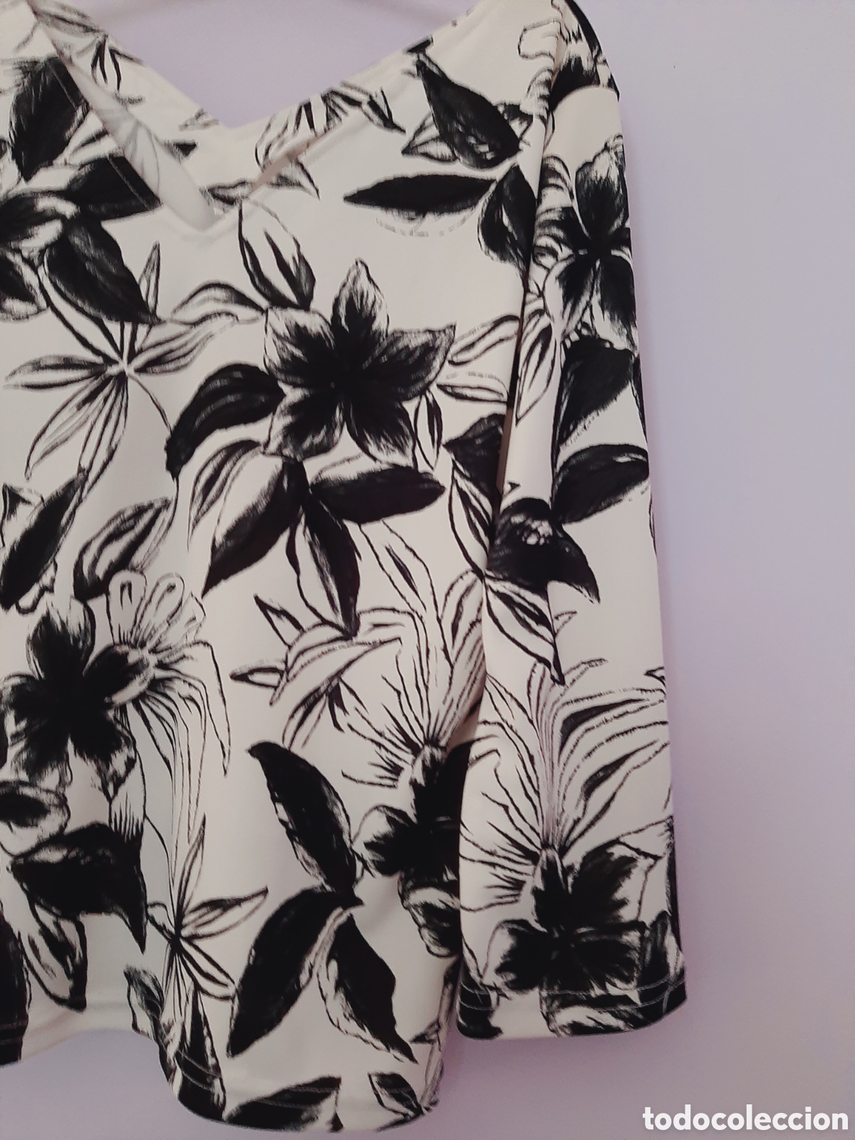 Segunda mano: Blusa estampada cuello de pico - Foto 3