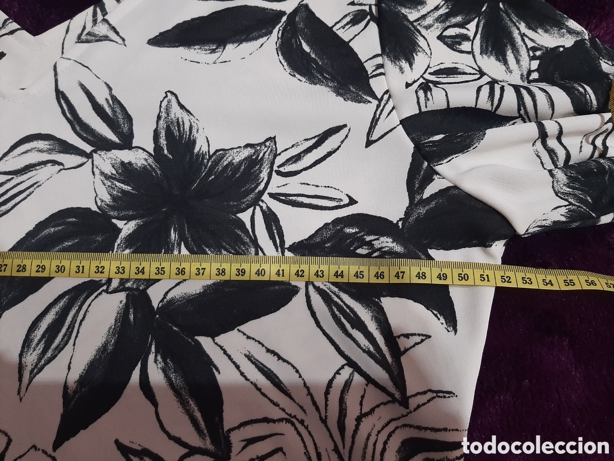 Segunda mano: Blusa estampada cuello de pico - Foto 4