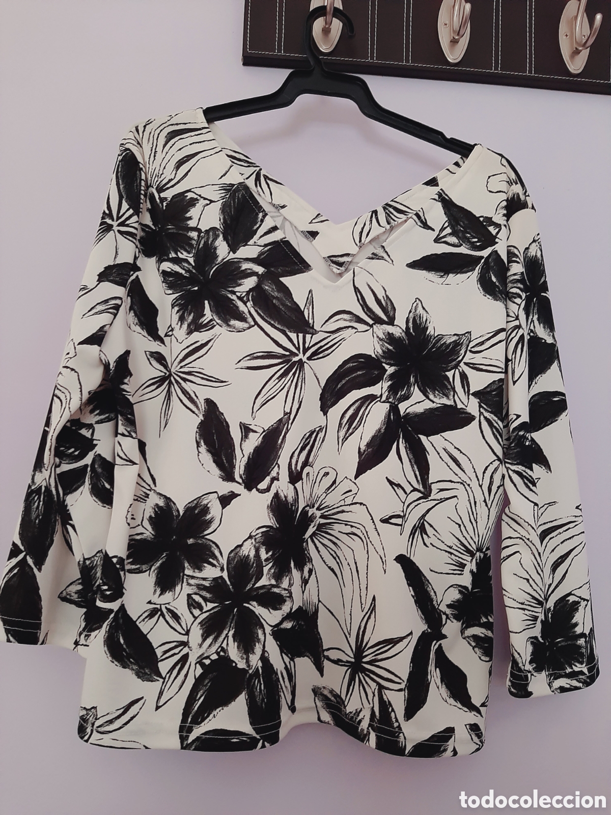 Segunda mano: Blusa estampada cuello de pico
