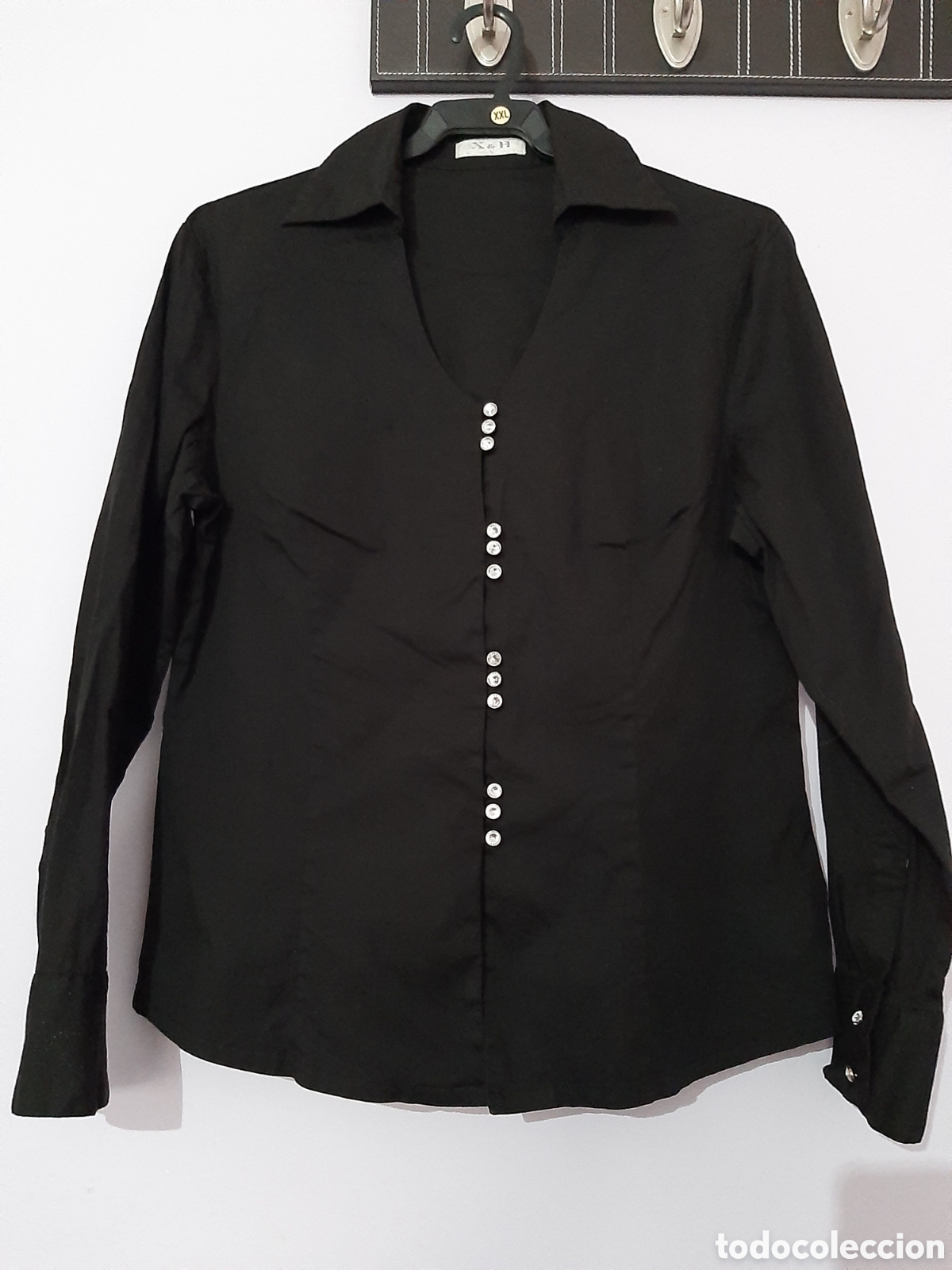 Segunda mano: camisa negra con botones de cristal