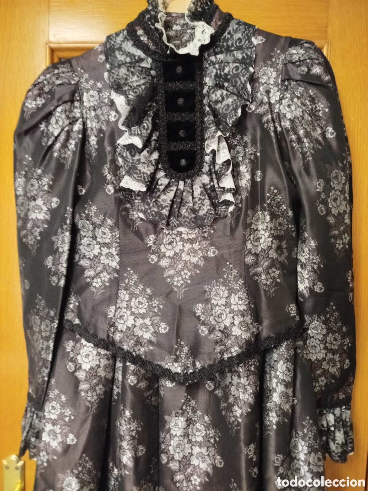 Segunda mano: Traje regional baturra gala completo 100 % rayon, de se&ntilde;ora, de la casa &rdquo;La Flor de Arag&oacute;n&rdquo;.
