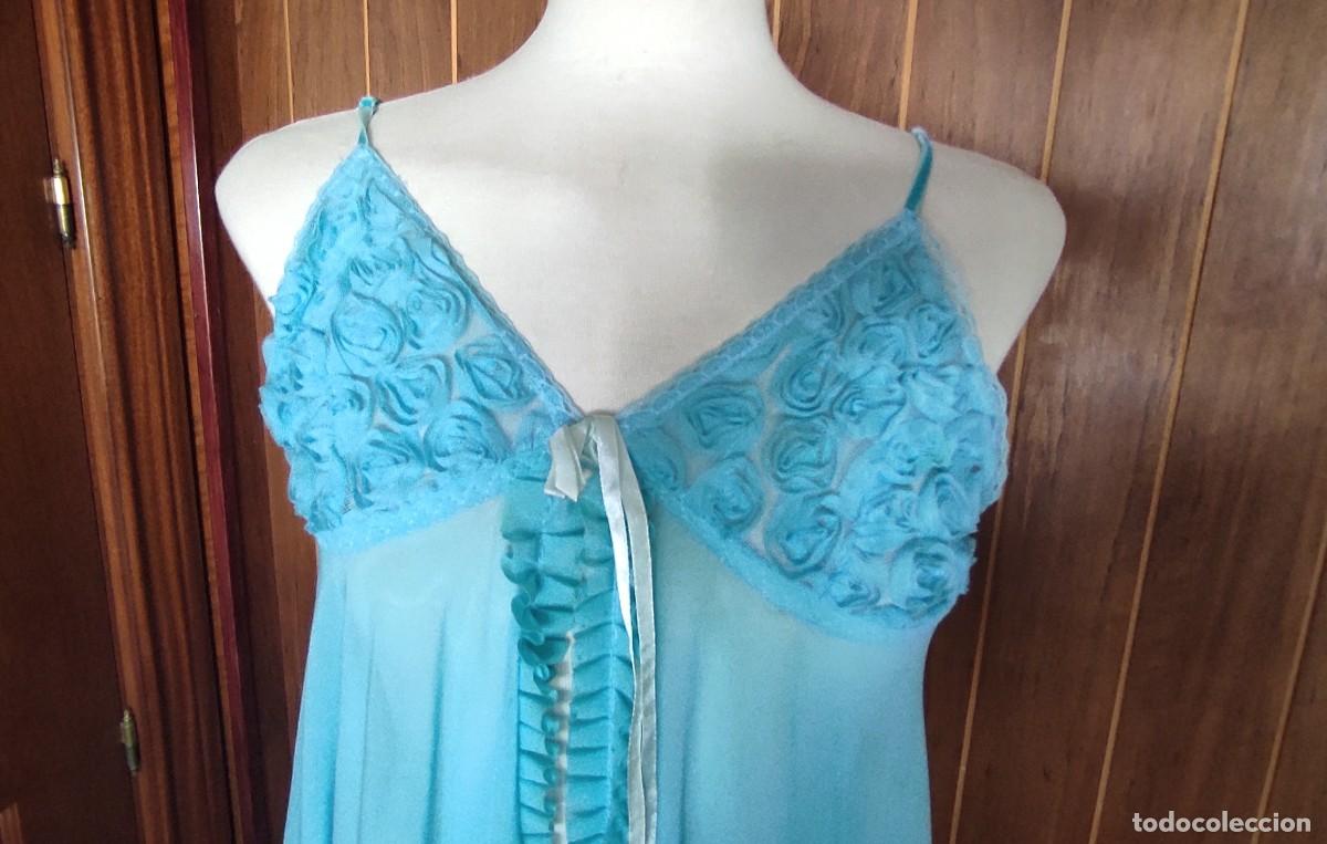 Segunda mano: SALTO DE CAMA VINTAGE AZUL TURQUESA CON ENCAJE DE ROSAS EN EN PECHO Y VOLANTES (Talla L/XL a
