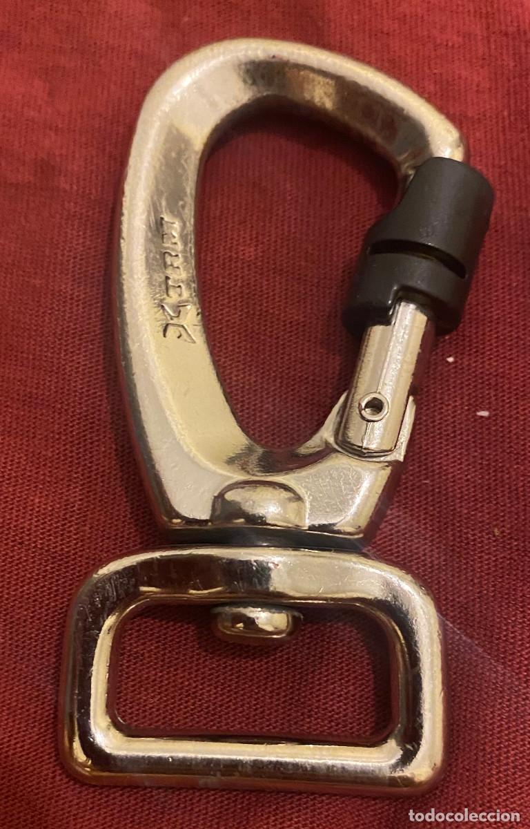 Segunda mano: Enganche tipo mosquet&oacute;n de acero. Marca TRM. Para mochilas, correajes, etc. Con cierre de seguridad.