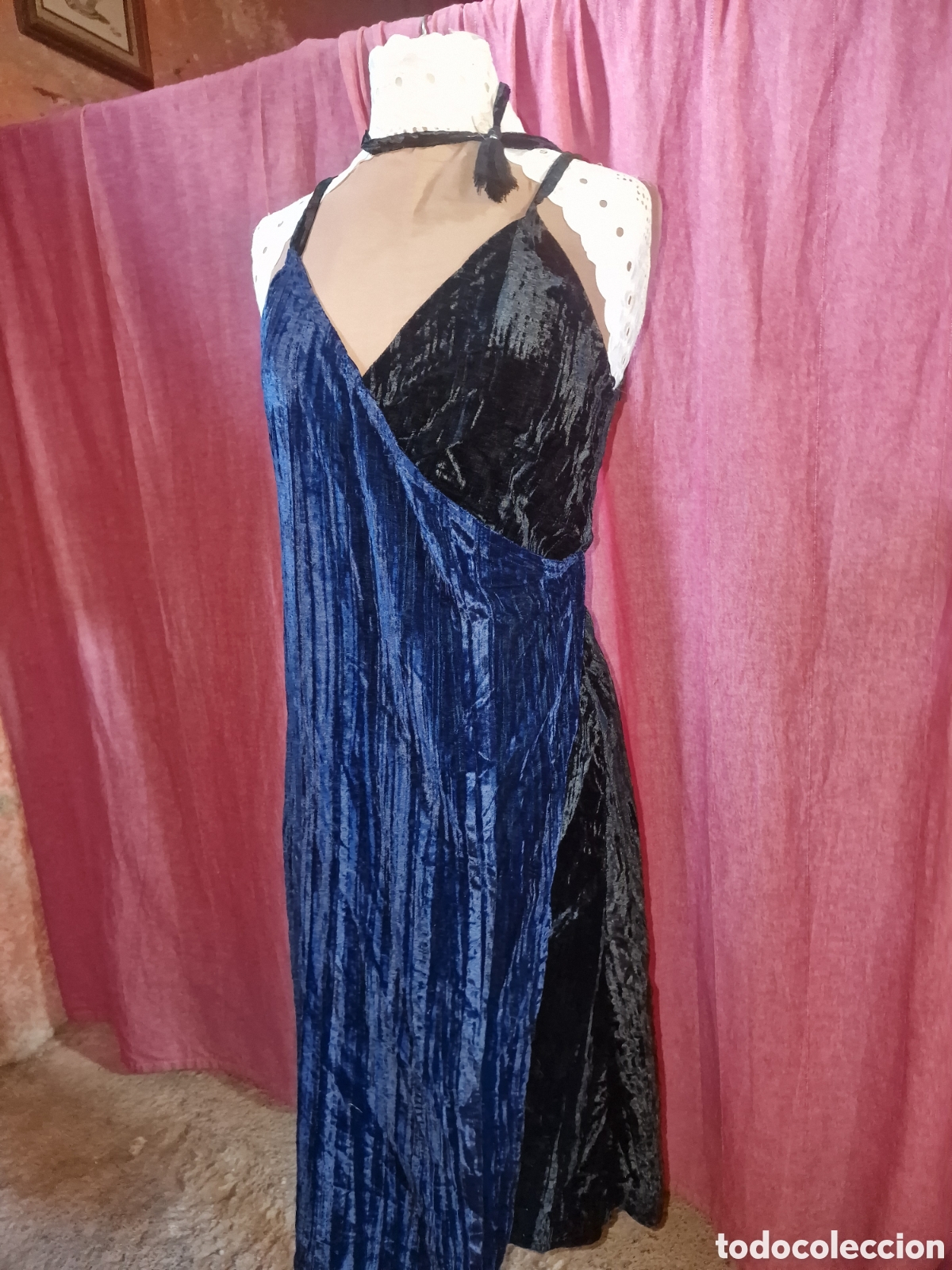 Segunda mano: Bonito vestido de tirantes de fiesta,terciopelo o similar negro y azul