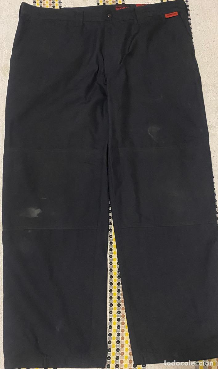 Segunda mano: Pantalones de trabajo de bombero. Tipo chino. De tela Dupont Nomex ign&iacute;fuga. Talla 54 ES. Usados.