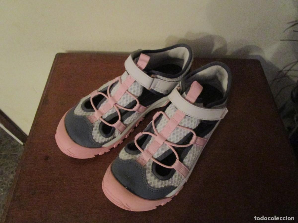 Segunda mano: PRACTICAS Y COMODAS ZAPATILLAS QUECHUA EN GRIS Y ROSA