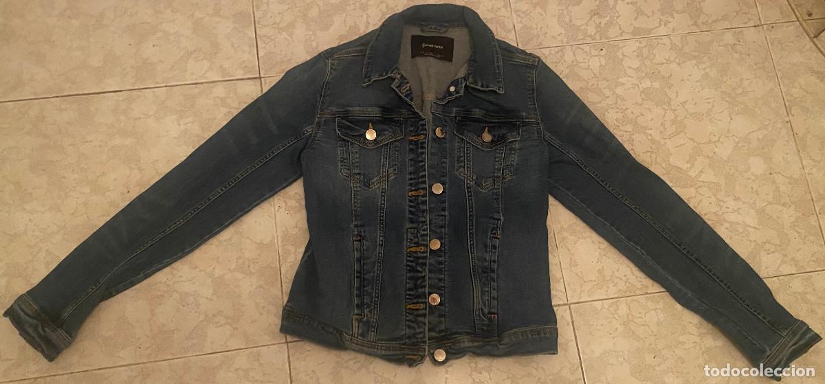 Segunda mano: Chaqueta vaquera de mujer peque&ntilde;a. Marca Stradivarius. Talla S EU / 26 MEX. Buen estado.