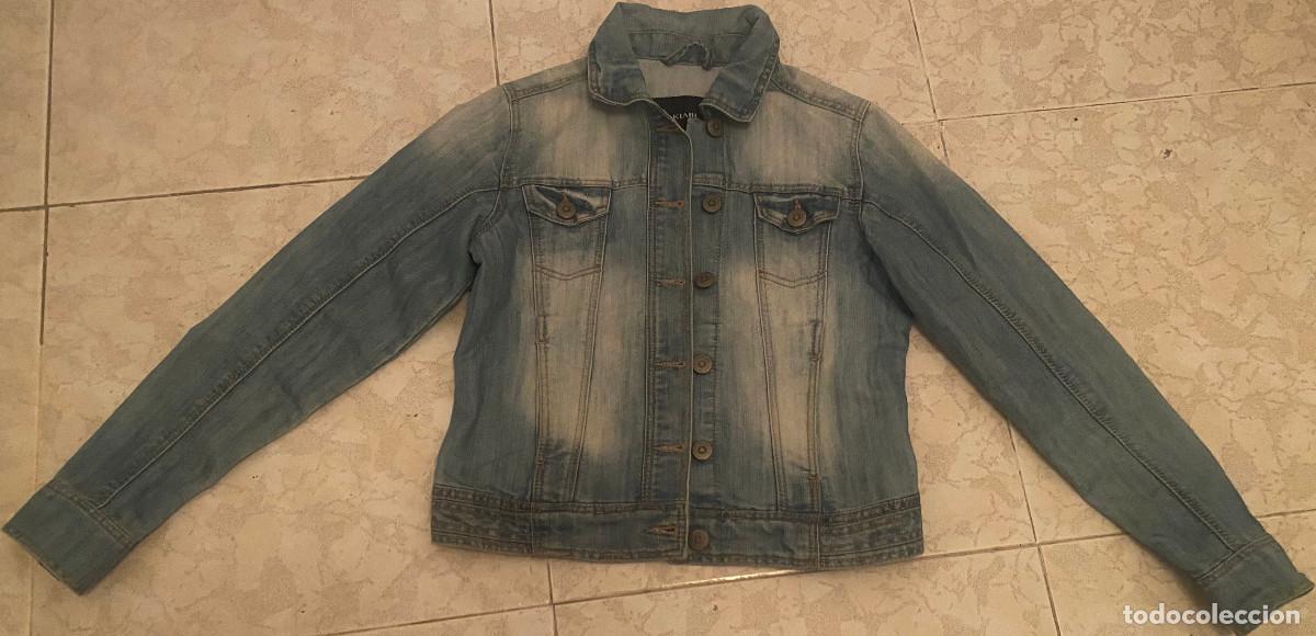 Segunda mano: Chaqueta vaquera de ni&ntilde;os de 12 a&ntilde;os, Talla 12A. Marca Kiabi. Estilo desgastado. Denim. Buen estado.
