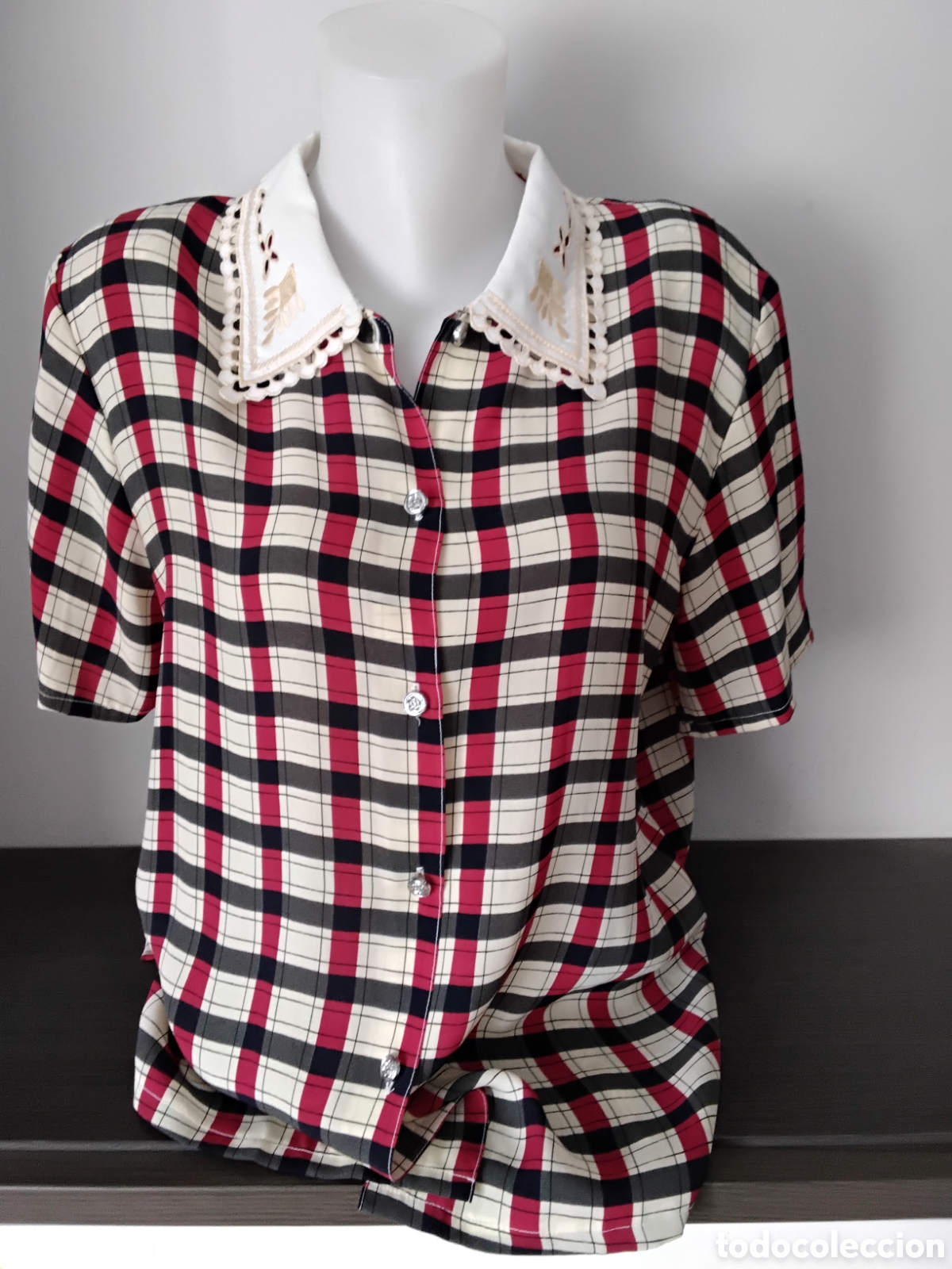 Segunda mano: Blusa Cuadros y cuellos bordados