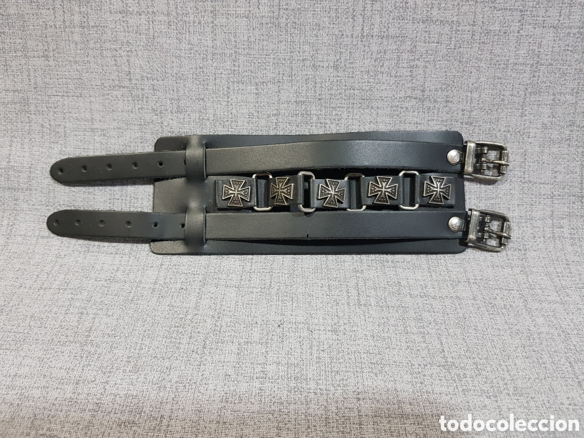 Segunda mano: BRAZALETE PULSERA ANCHA CUERO O S&Iacute;MIL CON CRUCES. AJUSTABLE. ROCK, HEAVY.