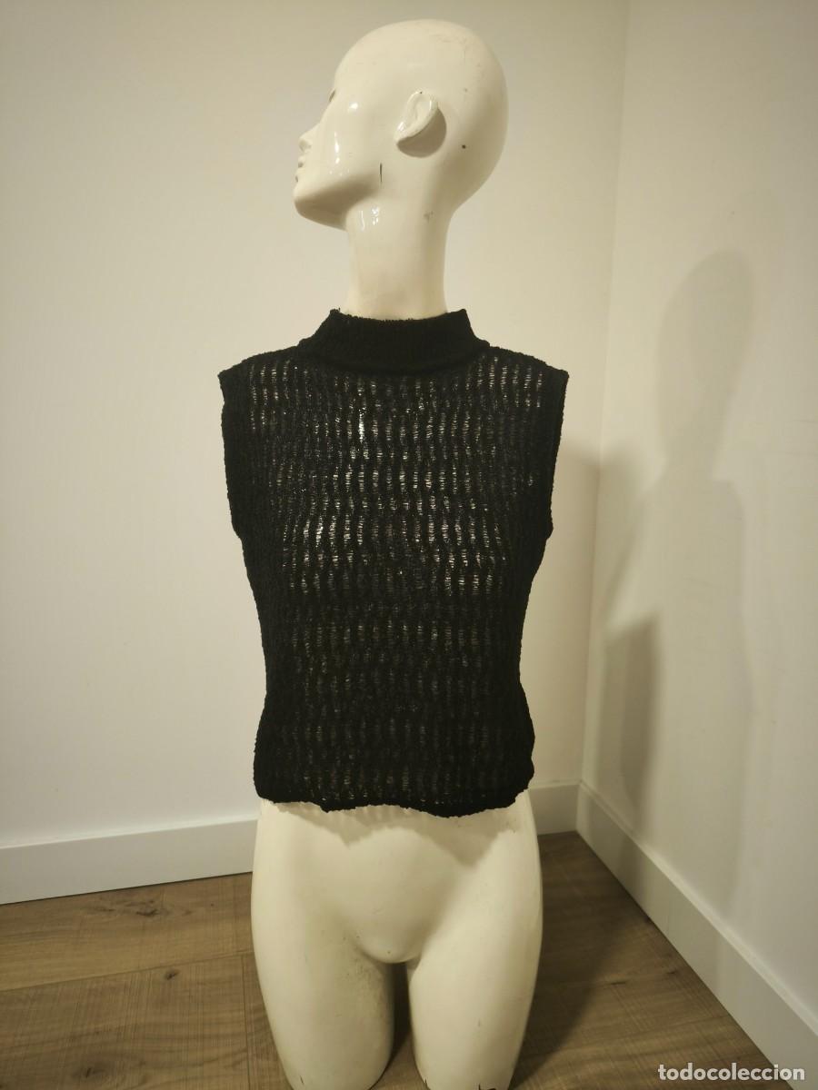 Segunda mano: Top De Punto Calado Negro Sin Mangas Cuello Alto Talla S/M Elegancia Minimalista