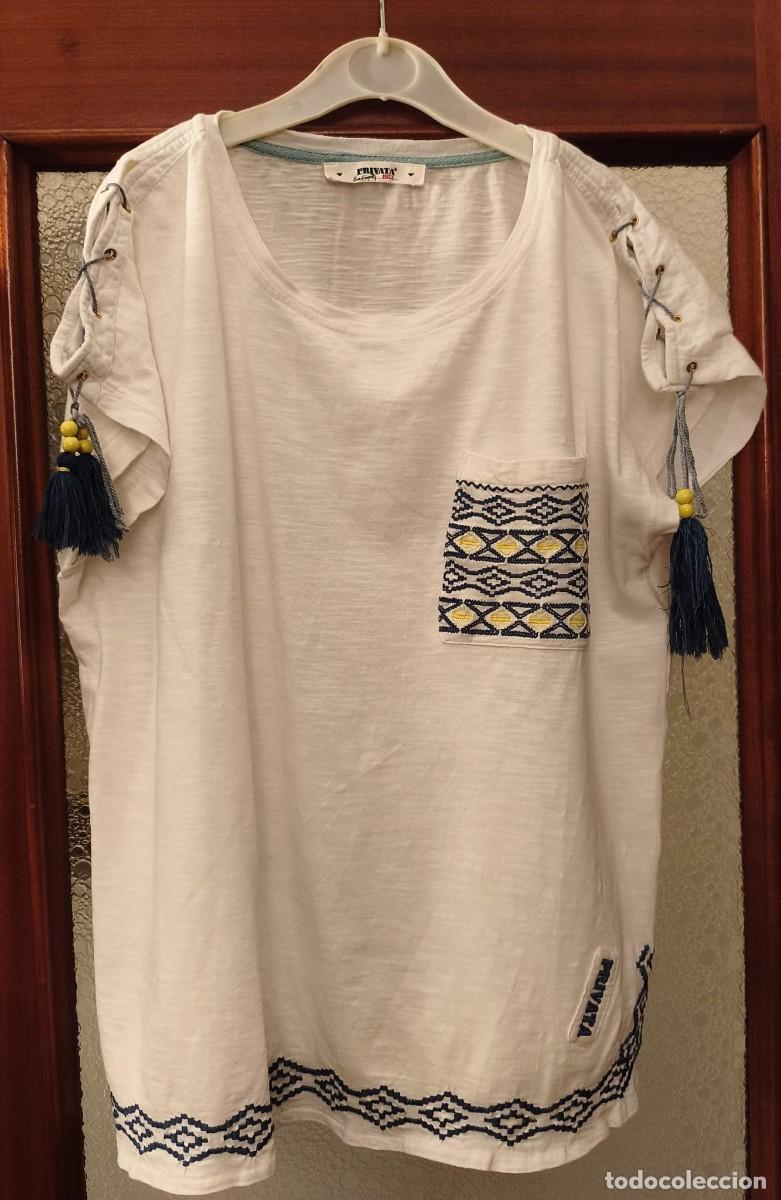 Segunda mano: Rb 261 Camiseta blanca con detalles azules y amarillo - Privata - 100% algod&oacute;n - Medidas en interior