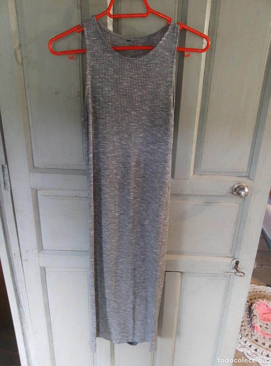 Segunda mano: Vestido largo deportivo de canal&eacute; sin mangas. Gris. Stradivarius. Talla M