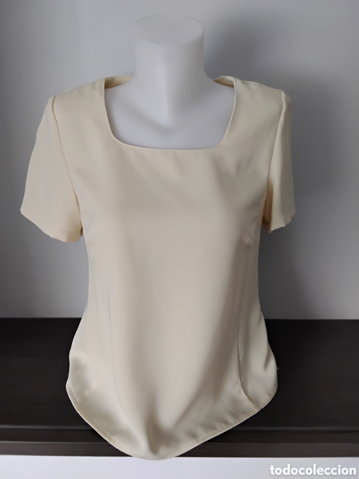 Segunda mano: Blusa crema escote cuadrado