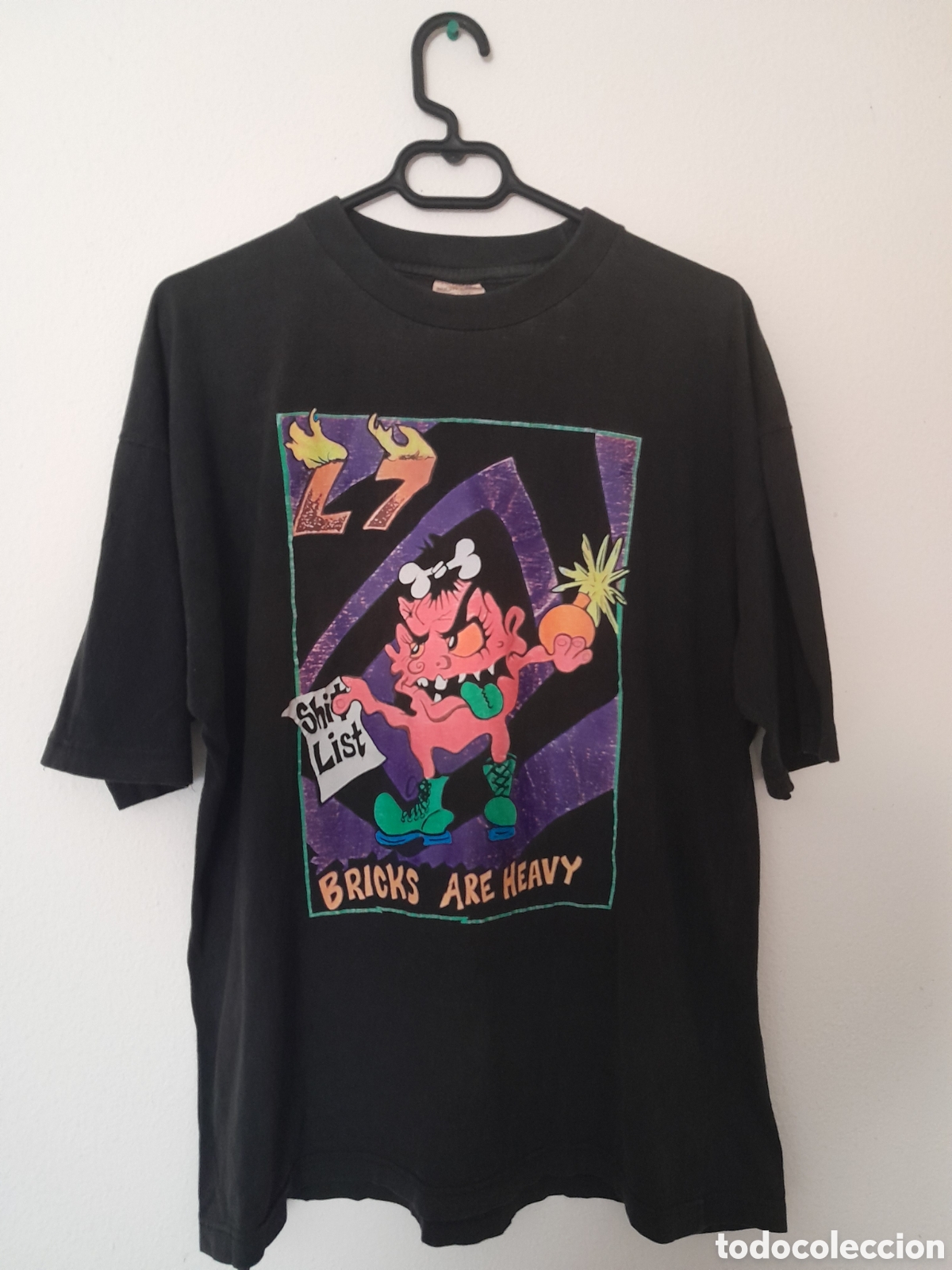 Segunda mano: Camiseta Vintage.&rdquo;Bricks Are Heavy&rdquo;Reimpresi&oacute;n.