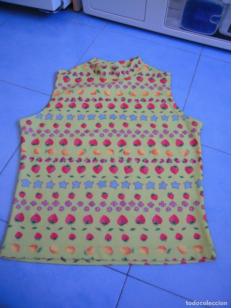 Segunda mano: Top verde y frutas multicolor talla M