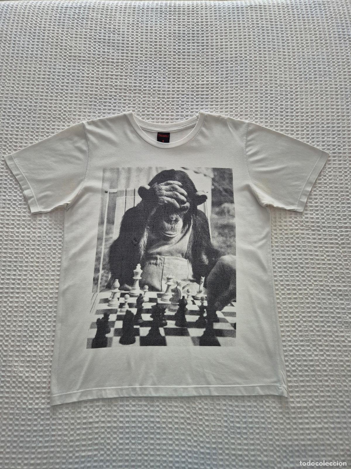 Segunda mano: Camiseta Blanca y Negra Mono Ajedrez