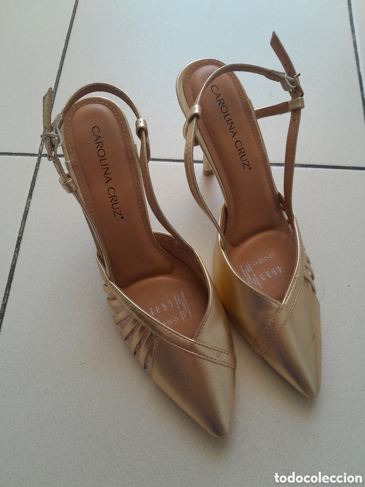 Segunda mano: -Zapatos CAROLINA CRUZ,dorados con tac&oacute;n.