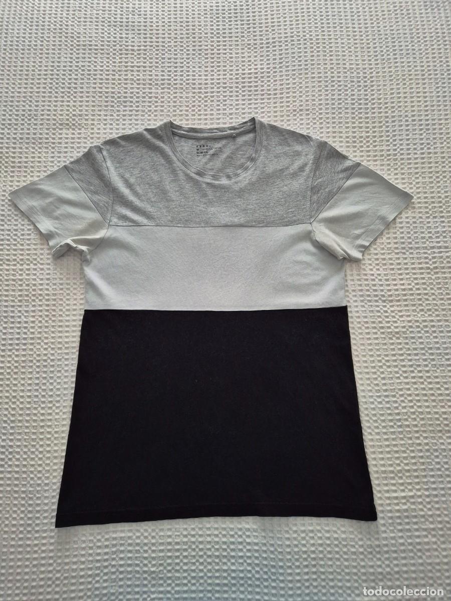 Segunda mano: Camiseta Gris Blanca y Negra Pull & Bear