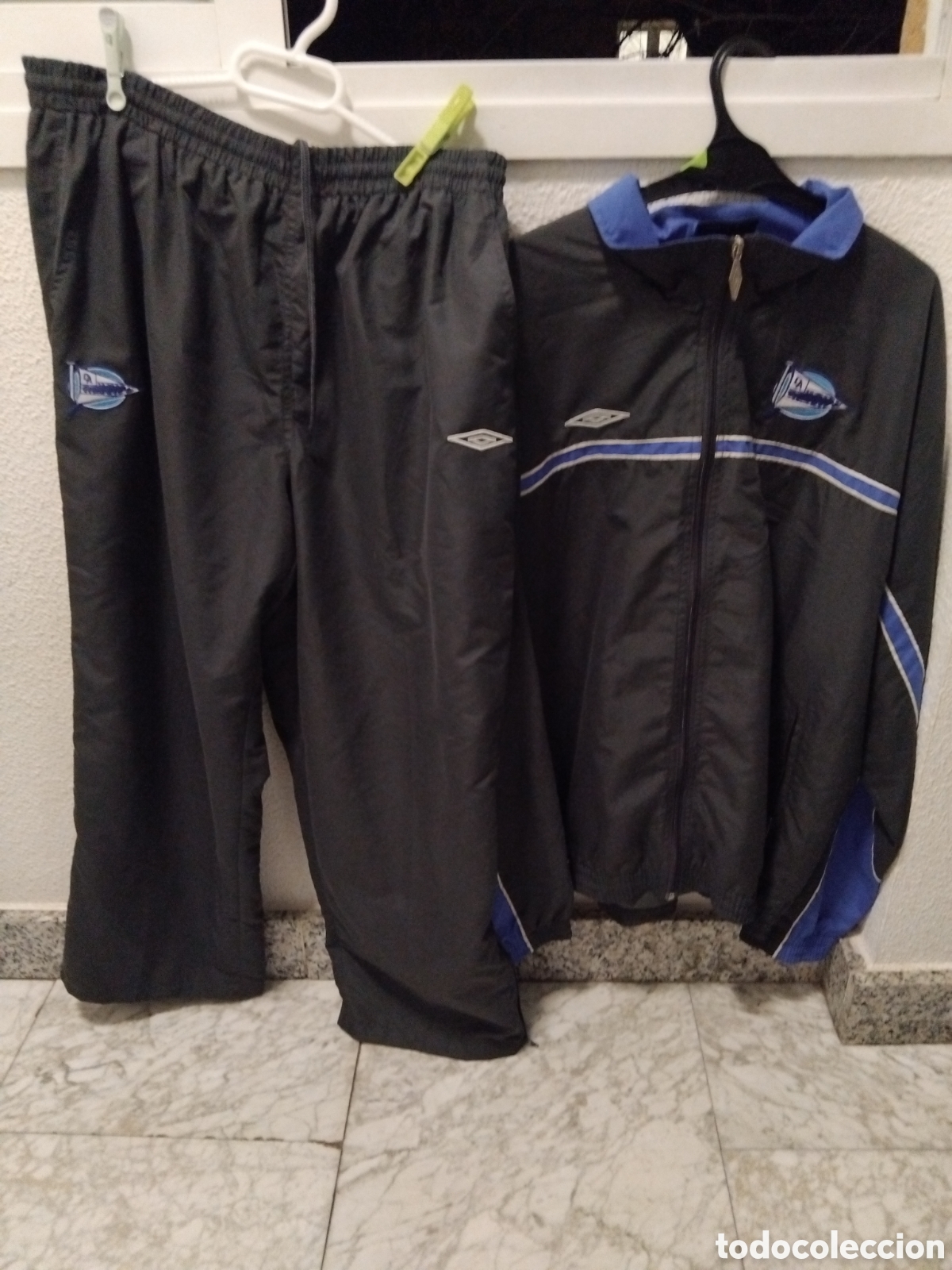 Segunda mano: Az Ch&aacute;ndal del Alav&eacute;s Umbro A&ntilde;os 2000 Chaqueta talla L de adulto Pantalon talla XL de adulto