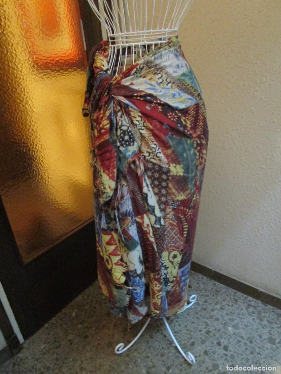 Segunda mano: PAREO CON ESTAMPADO MULTICOLOR PARA PLAYA O PISCINA