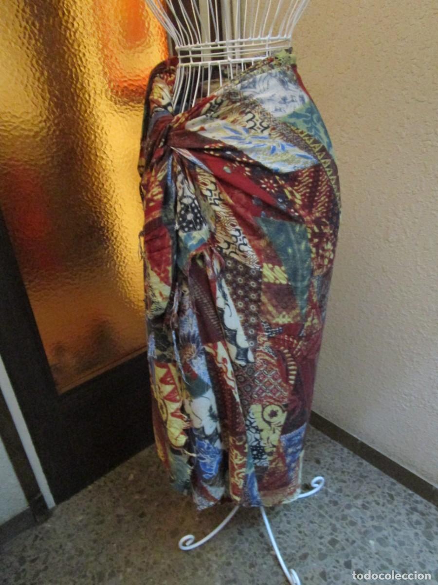 Segunda mano: PAREO CON ESTAMPADO MULTICOLOR PARA PLAYA O PISCINA - Foto 2