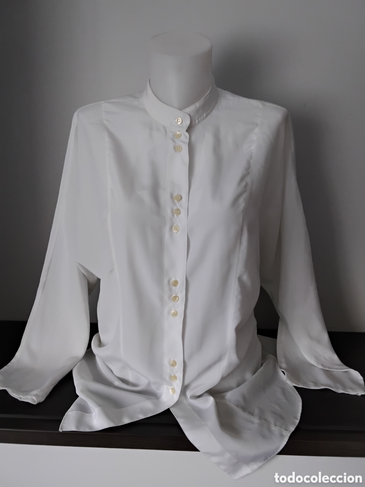 Segunda mano: Blusa cuello Mao y manga larga