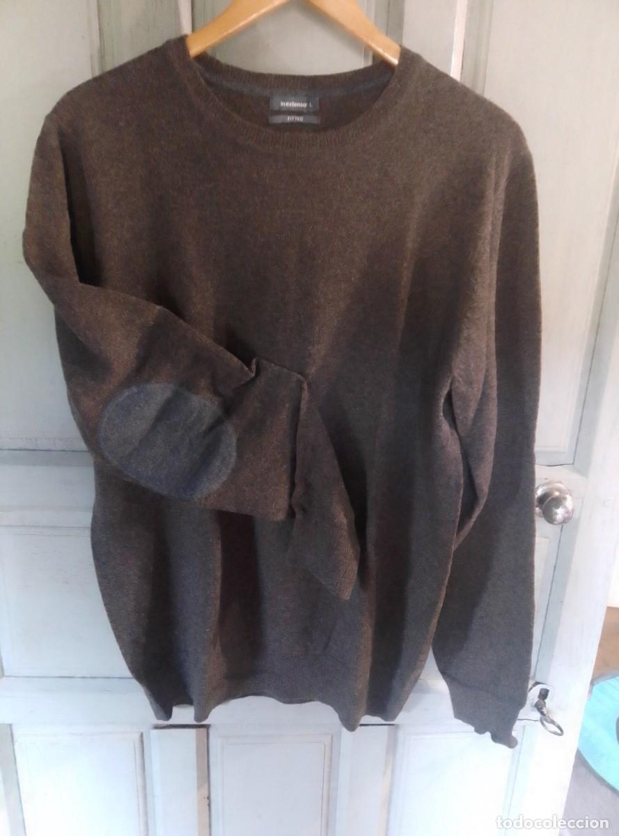 Segunda mano: Jersey de punto fino con detalle de coderas. Marr&oacute;n. In extenso. Talla L