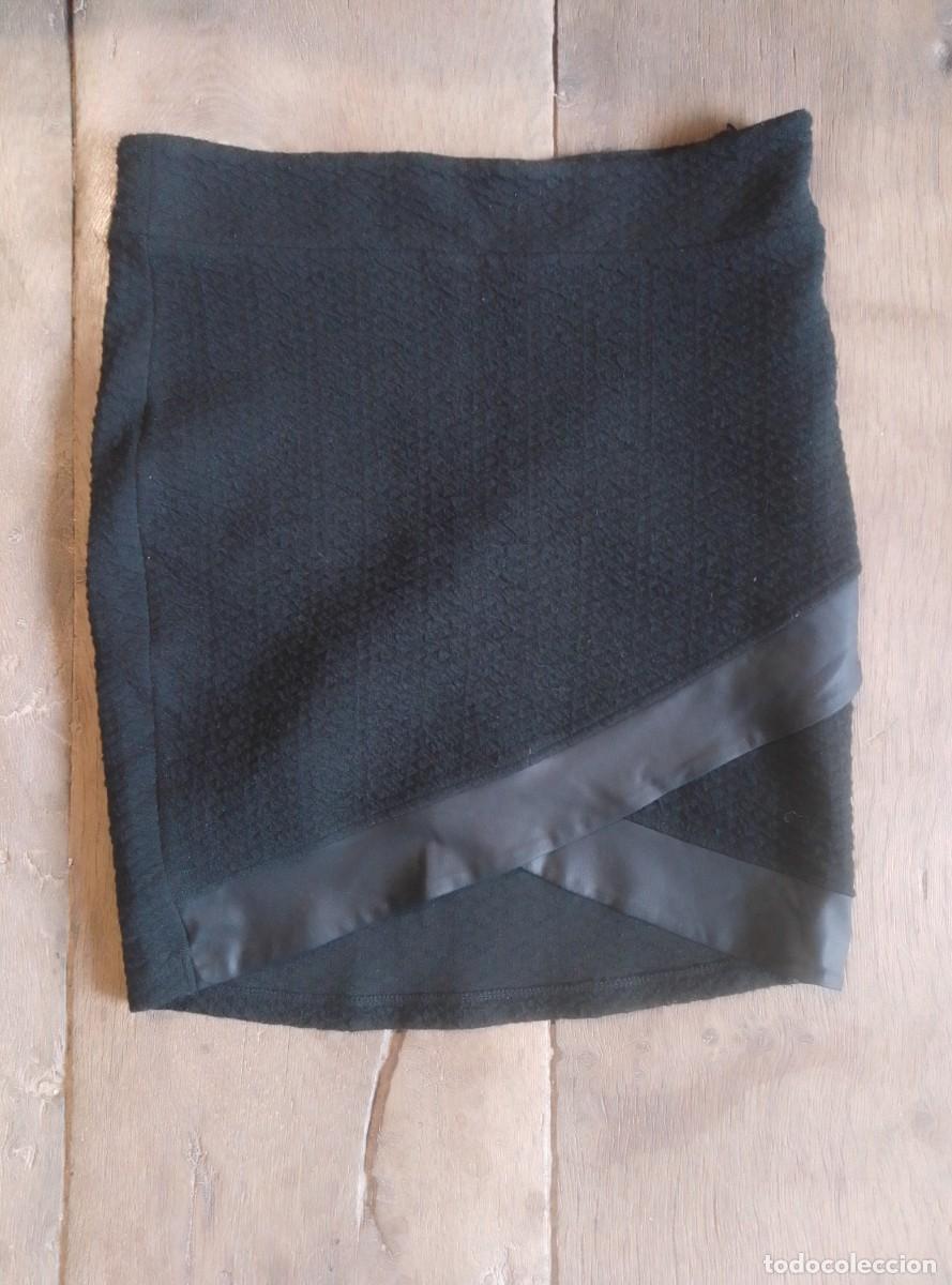 Segunda mano: Minifalda asim&eacute;trica ajustada negra. Stradivarius. Talla M