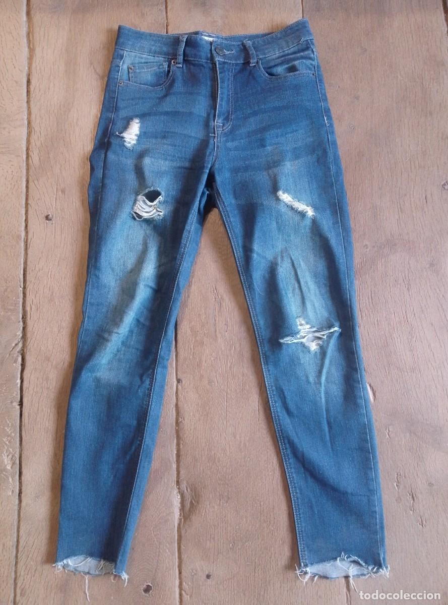 Segunda mano: Pantal&oacute;n vaquero ajustable pitillo el&aacute;stico. Con rotos. Tobillero. Pull & Bear. Talla 38