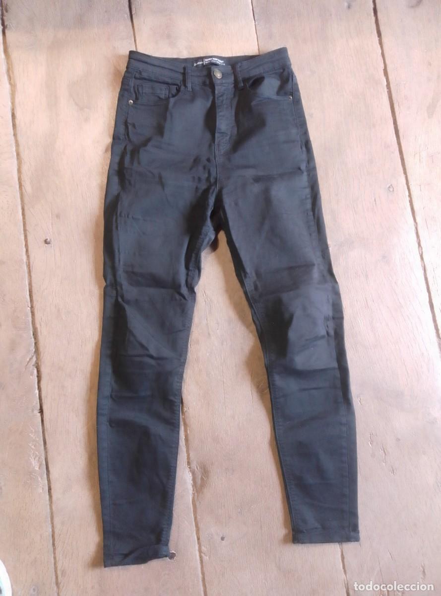 Segunda mano: Pantalones pitillo negros de Stradivarius. Super high waist. Talla 36