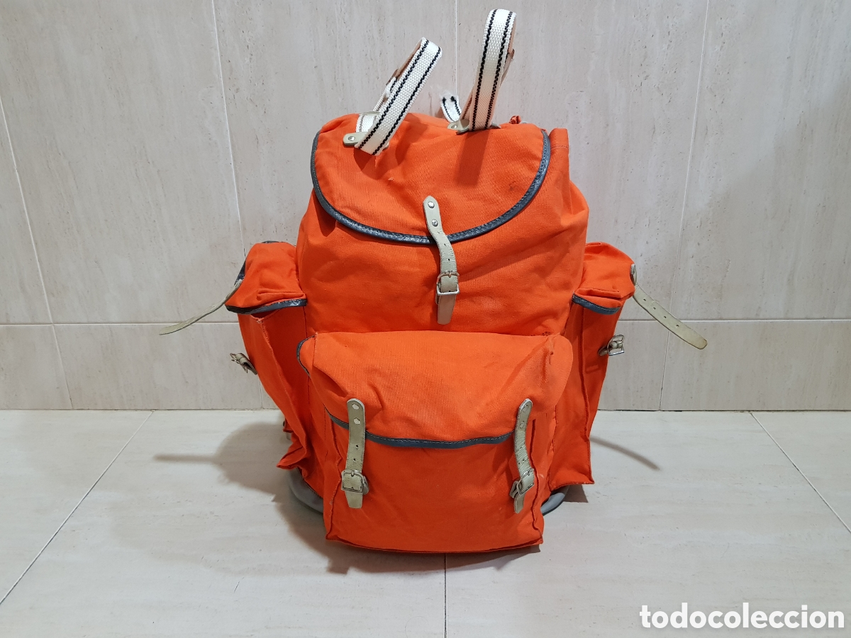 Segunda mano: VENATOR MOCHILA DE MONTA&Ntilde;A Y SENDERISMO COLOR NARANJA. CON ARMAZ&Oacute;N.