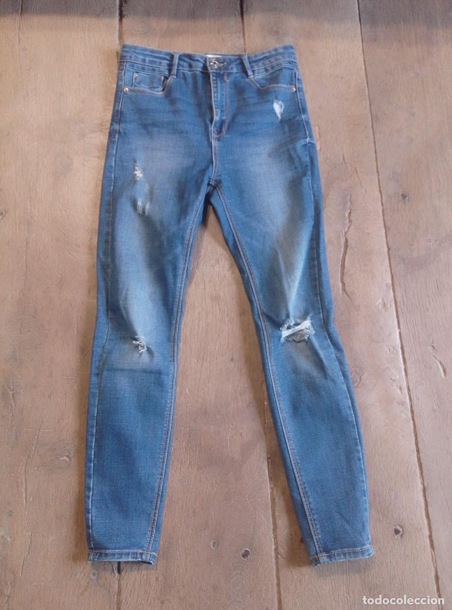 Segunda mano: Vaqueros pitillo ajustados el&aacute;sticos con rotos super high waist. Stradivarius. Talla 38