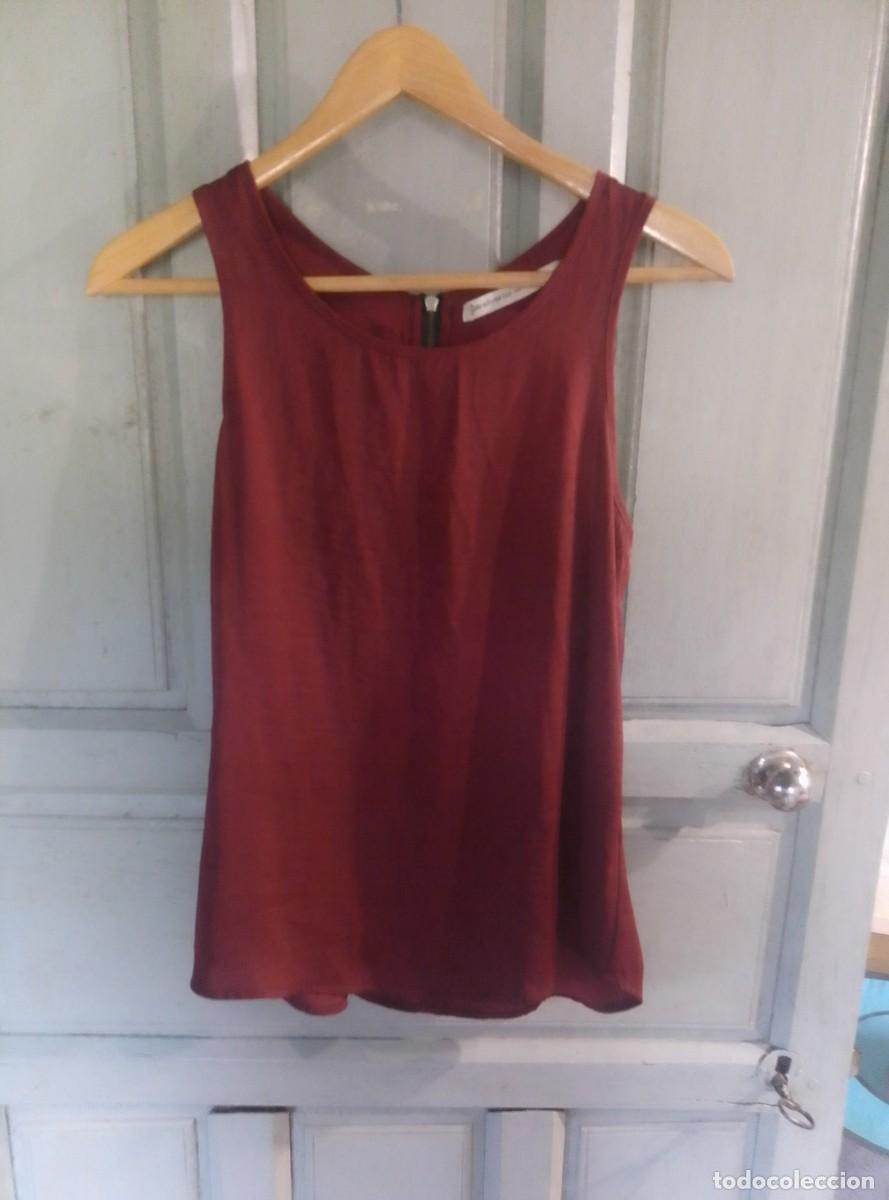 Segunda mano: Camiseta top tipo blusa tacto suave granate. Stradivarius. Talla