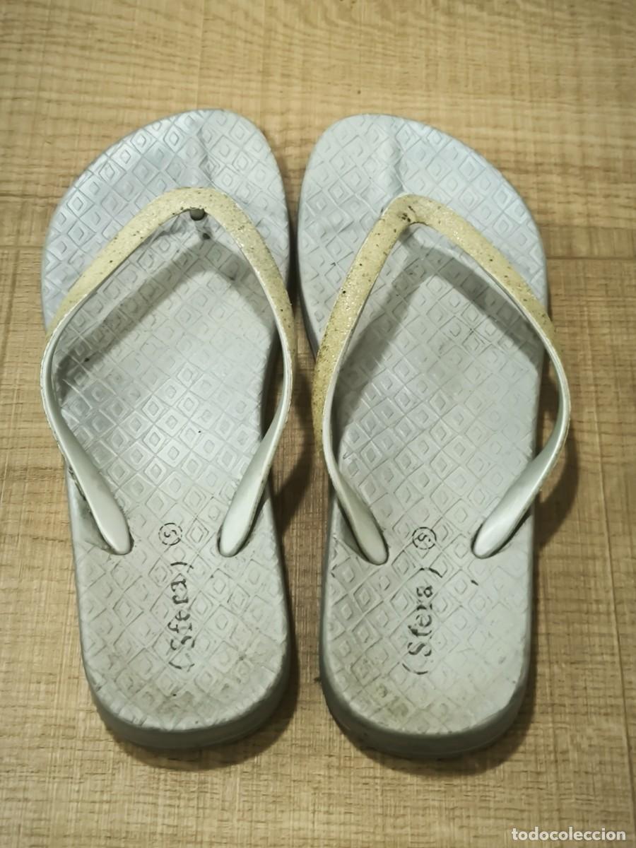 Segunda mano: Chanclas Sfera Blancas Con Tira Purpurina Dorada &ndash; Talla 37 &ndash; Playa Y Piscina Verano