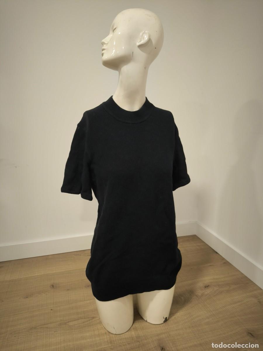 Segunda mano: Camiseta Negra Canal&eacute; Talla S &ndash; B&aacute;sico Atemporal De Cuello Alto Y Ajuste Perfecto