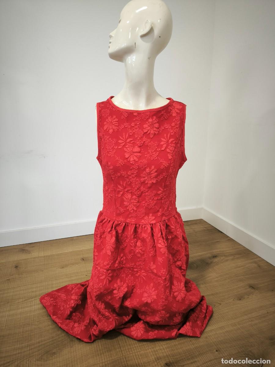 Segunda mano: Vestido Rojo Con Relieve Floral Talla M &ndash; Elegancia Y Vuelo Para Tus Ocasiones Especiales
