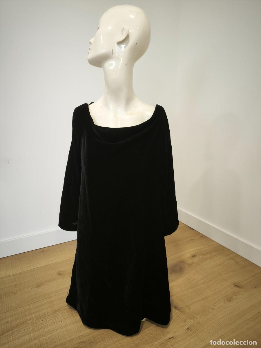 Segunda mano: Vestido Negro Talla S &ndash; Elegancia Aterciopelada Y Escote Barco Para Brillar