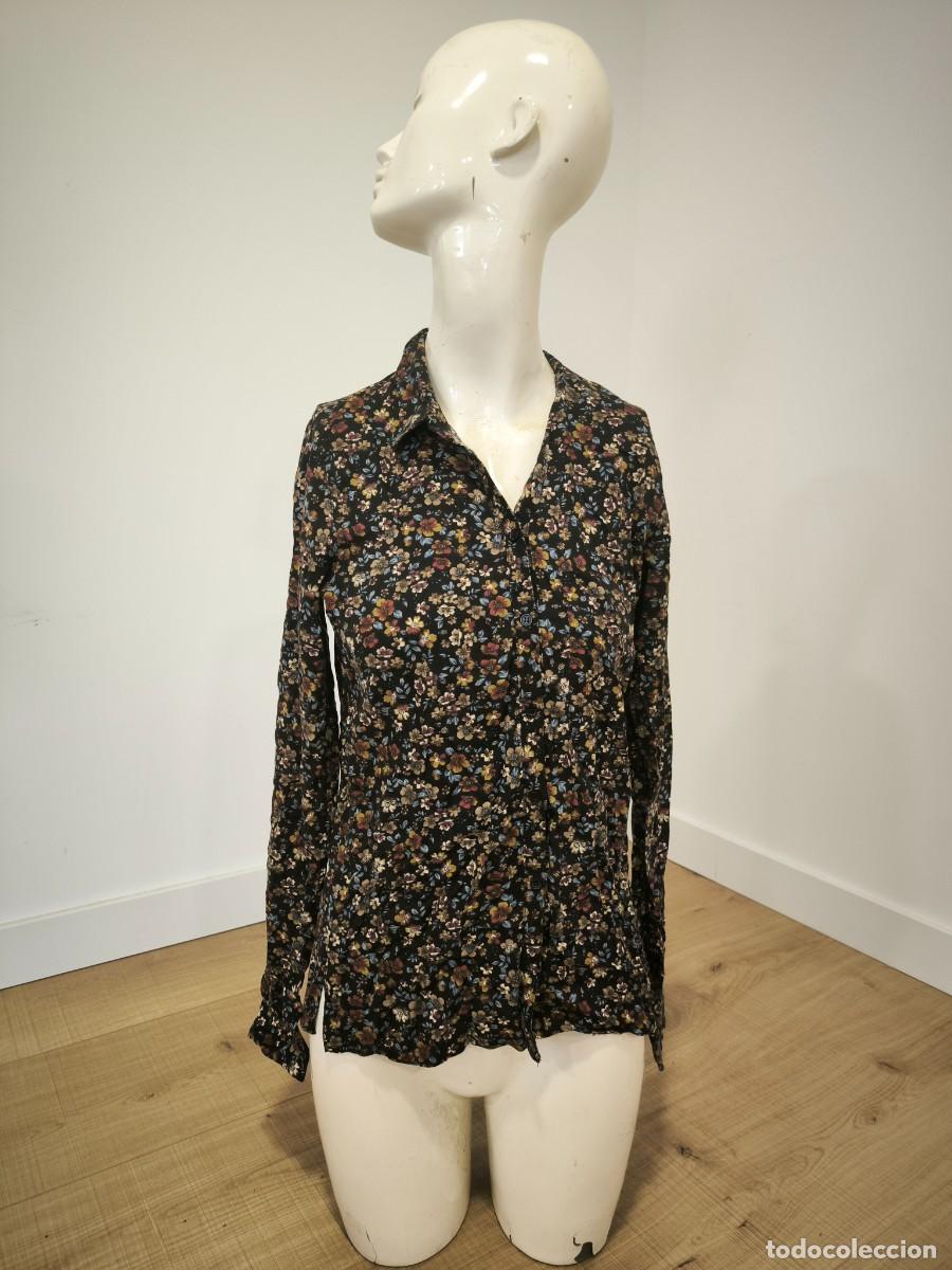 Segunda mano: Camisa Floral Fondo Negro Talla XS &ndash; Estampado Liberty Y Aire Bohemio Para Cada D&iacute;a