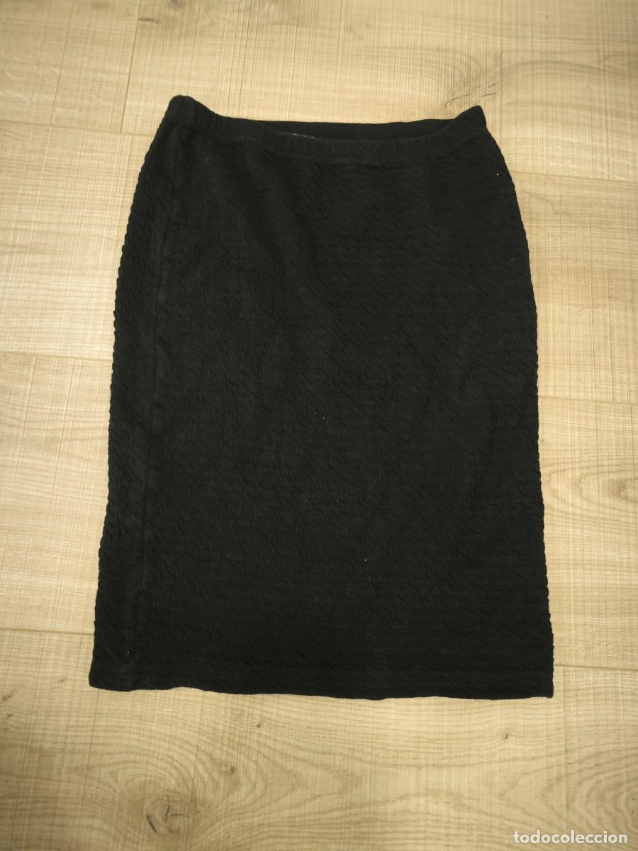 Segunda mano: Falda Negra Tubo Texturizada Talla 40 &ndash; Elegancia Y Tejido Con Relieve Para Estilizar