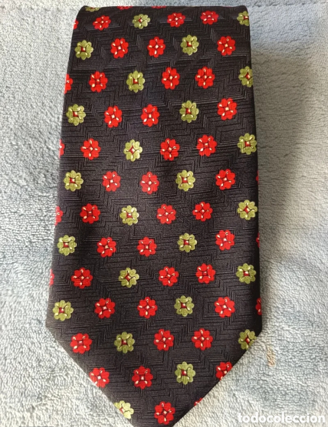 Segunda mano: Oferta!! Elegante Corbata negra de Seda con flores rojas y verdes