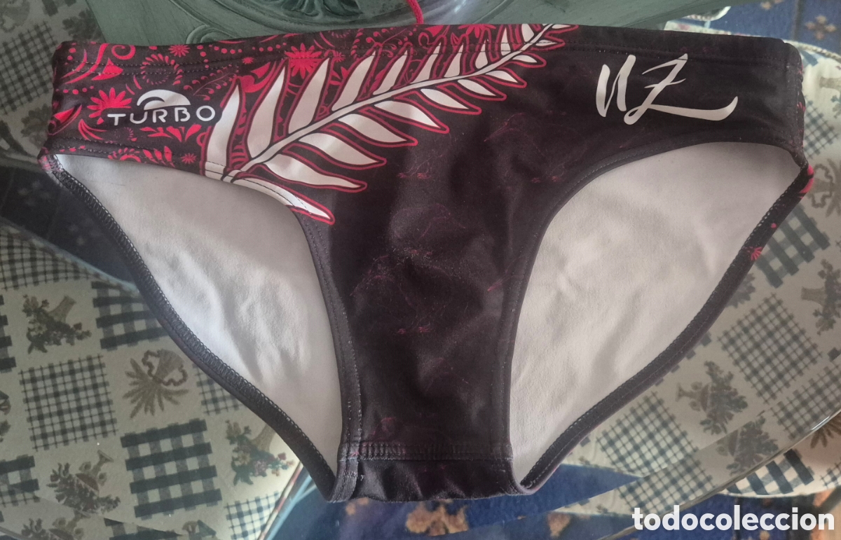 Segunda mano: Ba&ntilde;ador de nataci&oacute;n de la marca Turbo con dise&ntilde;o inspirado en Nueva Zelanda.