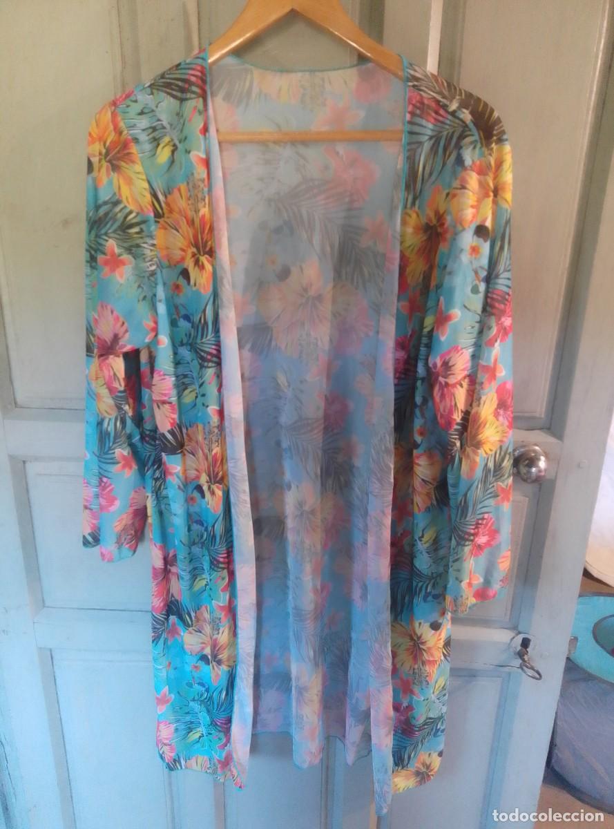 Segunda mano: Bata, kimono, pareo blusa para ir a la playa, piscina. Verano. Estampado de flores. Talla &uacute;nica