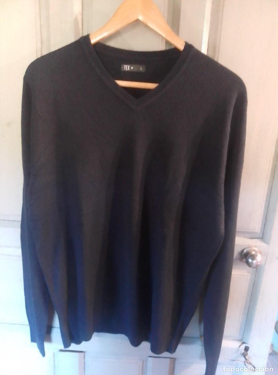 Segunda mano: Cl&aacute;sico jersey de punto fino. Cuello pico. Azul marino. Tex. Talla L